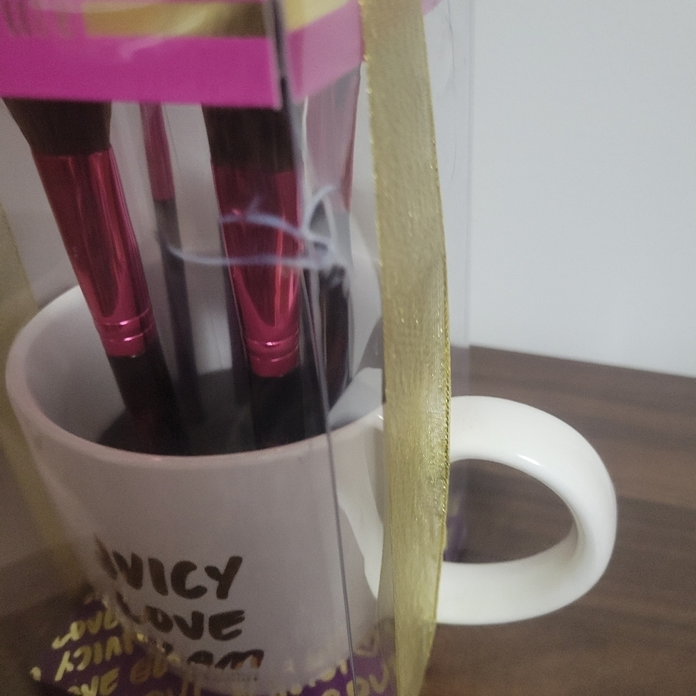 NEW☆ Juicy Couture Mug & Makeup Brush Set - Picture 4 of 4